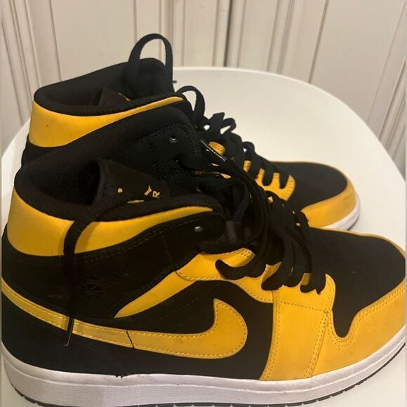 Nike Air Jordan 1 Mid Reverse New Love Size 8.5 554724-071 main image 10